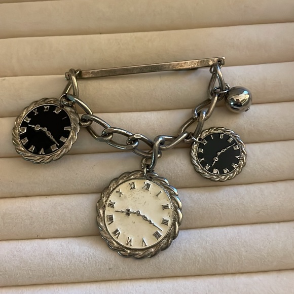 Vintage estate, jewelry, clock earrings, and the clock brooch set - Picture 3 of 8